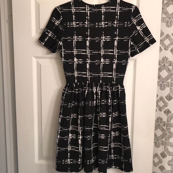 Black and white dress - Picture 4 of 4